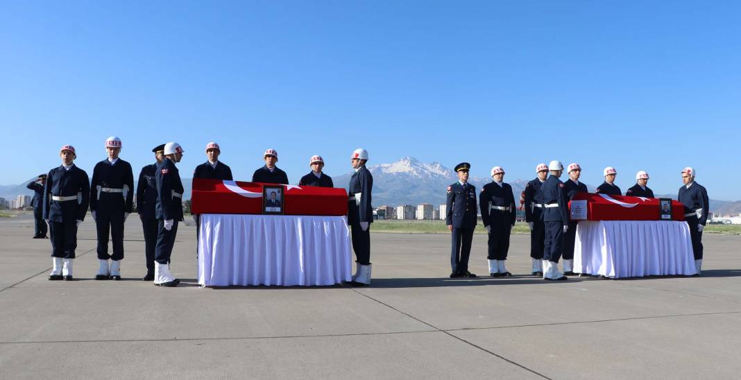 Uçak kazasında şehit olan 2 albay için komutanlıkta tören 10